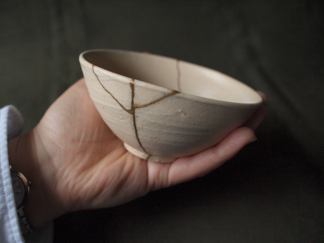 Online Open Campus: Unveiling the Resilient Beauty of Kintsugi - A Golden Joinery Reviving Life. Explore the art of embracing imperfections and transforming challenges into timeless elegance.