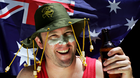 世界のバレンタインデーに関するブログのイメージフォト。オーストラリアのバレンタインデーを説明する画像。オーストラリアの国旗の前でビール片手に笑顔の男性。オーストラリアは夏のバレンタインデー。