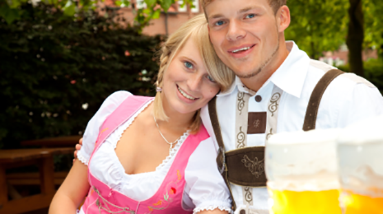 世界のバレンタインデーに関するブログのイメージフォト。ドイツのバレンタインデーを説明する画像。ドイツの国民性を表す衣装きたカップル。女性が男性に寄りかかっている。