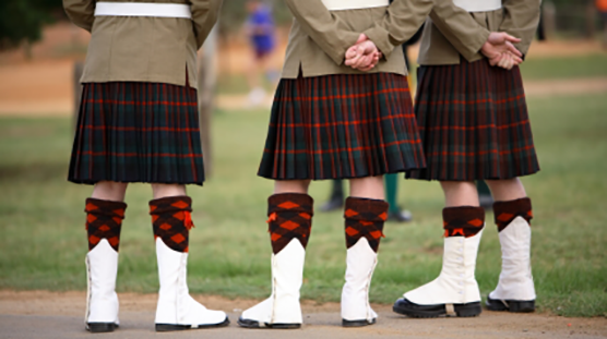 世界のバレンタインデーに関するブログのイメージフォト。スコットランドのバレンタインデーを説明する画像。スコットランドの民族衣装であるキルトを履いた男性３人の後ろ姿。